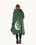 Zielona bluza oversize z kapturem ozdobiona w ręcznie malowanym wzorem Małego Księcia, widok z tyłu