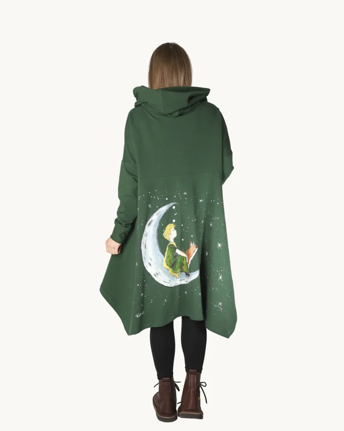 Zielona bluza oversize z kapturem ozdobiona w ręcznie malowanym wzorem Małego Księcia, widok z tyłu