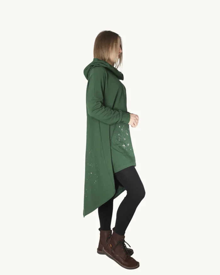 Zielona bluza oversize z kapturem ozdobiona w ręcznie malowanym wzorem Małego Księcia, widok z boku