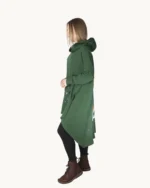 Zielona bluza oversize z kapturem ozdobiona w ręcznie malowanym wzorem Małego Księcia, widok z boku