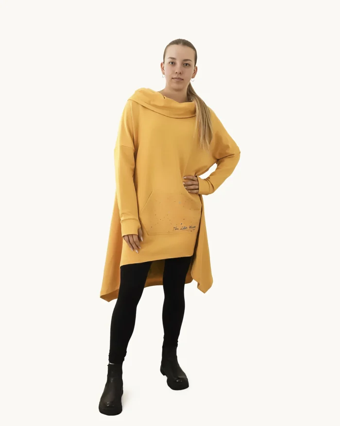 Miodowa bluza oversize z kapturem ozdobiona w ręcznie malowanym wzorem Małego Księcia z liskiem, widok z przodu