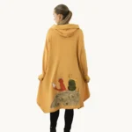 Miodowa bluza oversize z kapturem ozdobiona w ręcznie malowanym wzorem Małego Księcia z liskiem, widok z tyłu