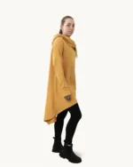 Miodowa bluza oversize z kapturem ozdobiona w ręcznie malowanym wzorem Małego Księcia z liskiem, widok z boku