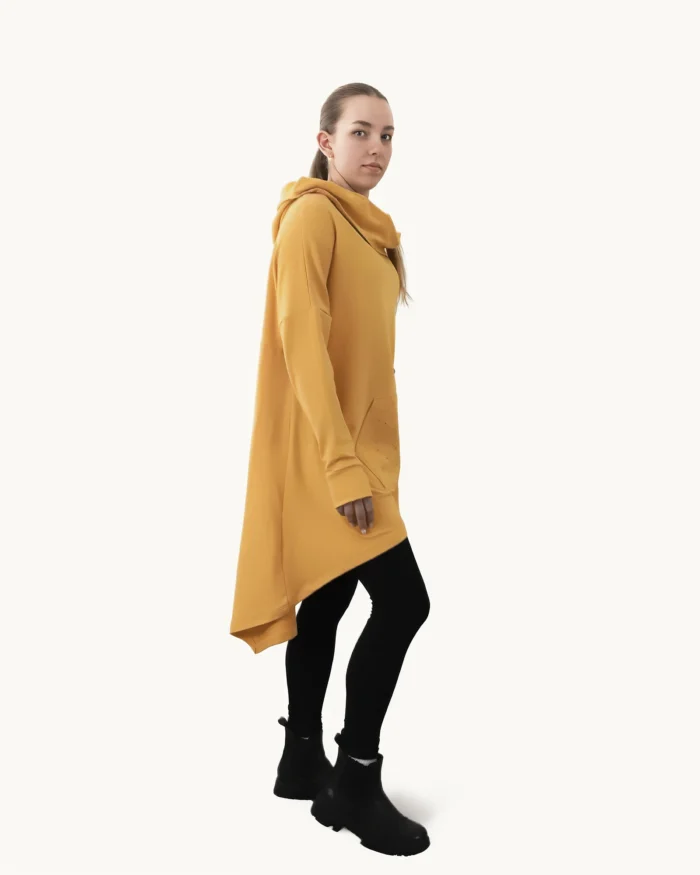 Miodowa bluza oversize z kapturem ozdobiona w ręcznie malowanym wzorem Małego Księcia z liskiem, widok z boku