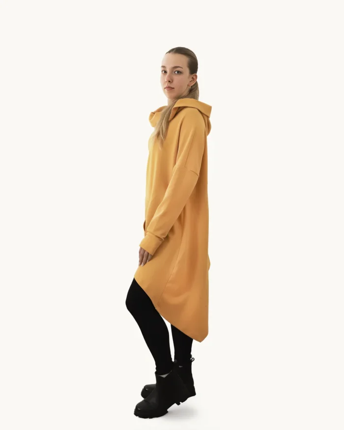 Miodowa bluza oversize z kapturem ozdobiona w ręcznie malowanym wzorem Małego Księcia z liskiem, widok z boku