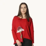 Ręcznie malowana czerwona asymetryczna bluzka dzianinowa oversize – widok z przodu