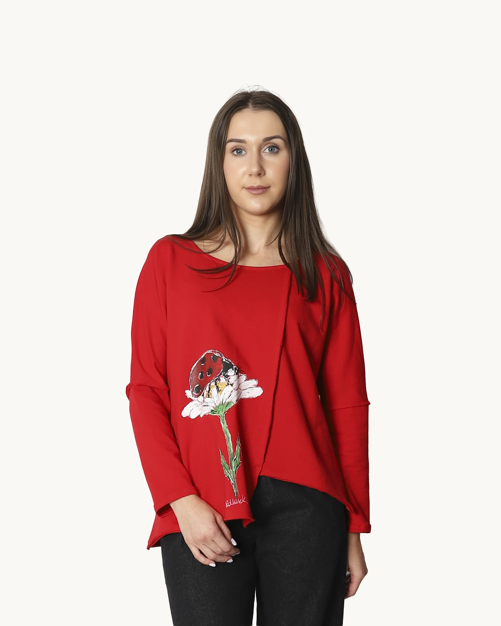 IMG_4753 Ręcznie malowana czerwona asymetryczna bluzka dzianinowa oversize – widok z przodu