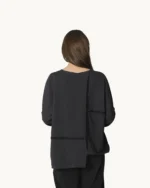 Popielata bluzka dzianinowa oversize – widok z tyłu