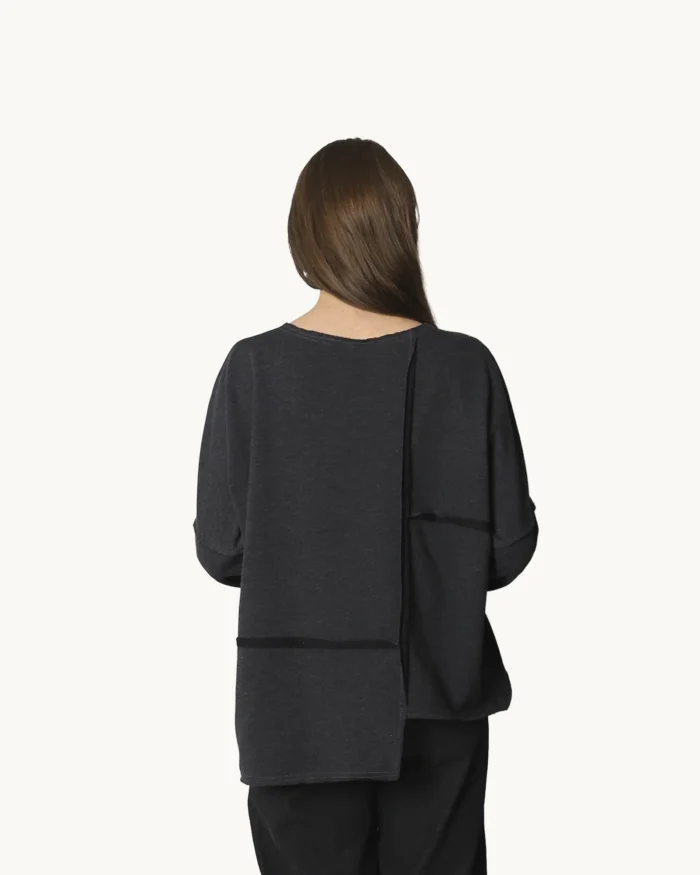 Popielata bluzka dzianinowa oversize – widok z tyłu