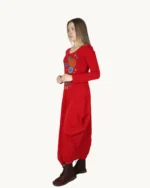 Czerwona sukienka dzianinowa z luźnym fasonem w biodrach i kieszeniami