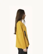 Luźna miodowa bluzka oversize z obniżoną linią rękawów