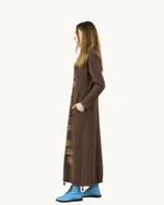Brązowa sukienka maxi oversize z kieszeniami i regulowanym dołem