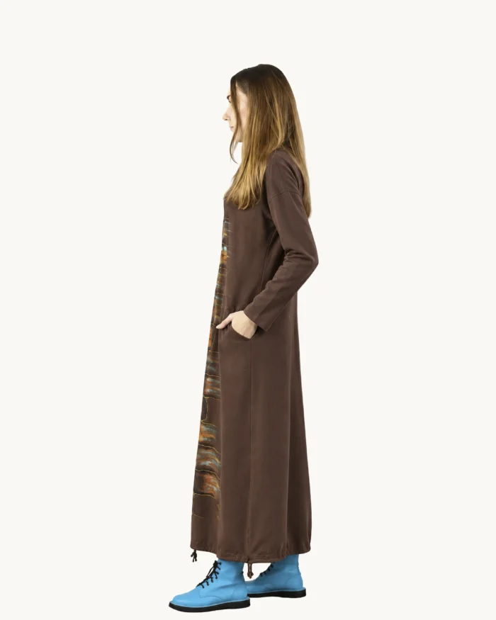Brązowa sukienka maxi oversize z kieszeniami i regulowanym dołem