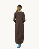 Brązowa sukienka dzianinowa oversize maxi widok z tyłu