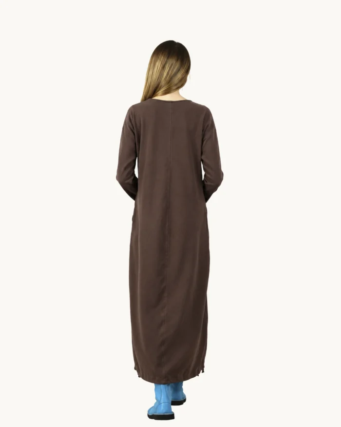 Brązowa sukienka dzianinowa oversize maxi widok z tyłu