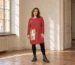 Modelka w rozmiarze L/XL prezentuje ręcznie malowaną krótką sukienkę dzianinową oversize