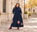Modelka plus size prezentująca sukienkę dzianinową w dużym rozmiarze